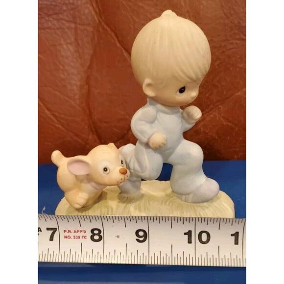 Vtg 1979 Jonathan & David Enesco Precious Moments Boy Running Dog Figurine - Picture 8 of 13